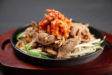 Kore barbekü koyun eti ve kimchi.