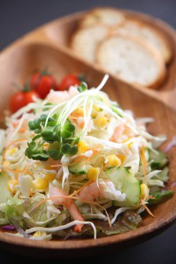 Karidesli lahana salatası. 