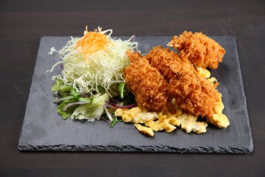 koyu arkaplanda kızarmış yengeç pençesi