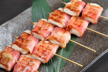 Domuz pastırması ve pirinç keki şişleri.