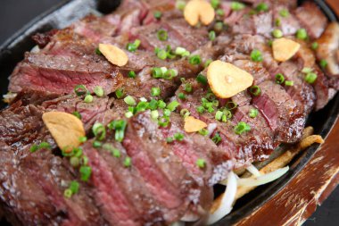 Demir bir tabakta biftek.