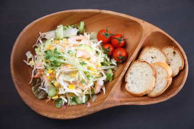 Karidesli lahana salatası. 