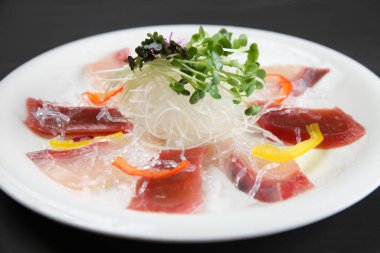 Ton balığı ve daha büyük amberjack carpaccio.