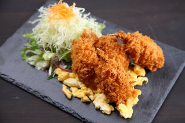 koyu arkaplanda kızarmış yengeç pençesi