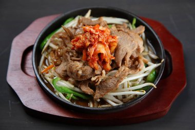 Kore barbekü koyun eti ve kimchi.