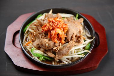 Kore barbekü koyun eti ve kimchi.