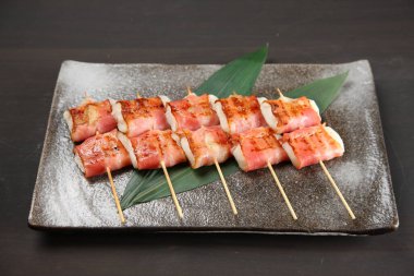 Domuz pastırması ve pirinç keki şişleri.