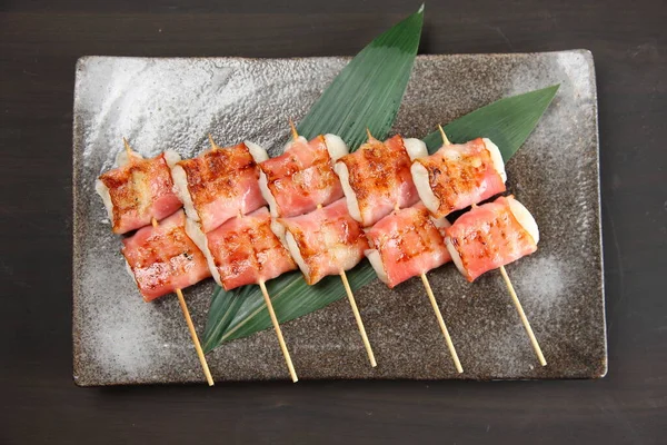 Domuz pastırması ve pirinç keki şişleri.