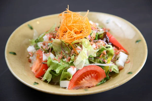 Yam Pruim Salade Donkere Achtergrond — Stockfoto