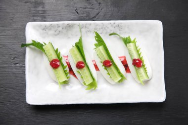 Japon buğulama balık ezmesi ve salatalık.