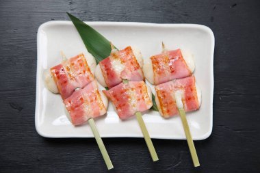 Domuz pastırması ve pirinç keki şişleri.