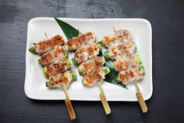 et şişlerine sarılmış kuşkonmaz.