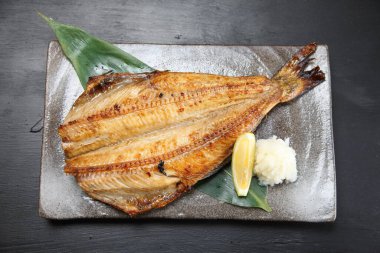 Limonlu kızarmış uskumru.