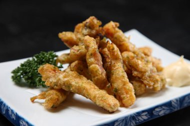 Maydanozlu kızarmış domuz bağırsağı.