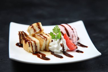 Çikolata soslu çilekli dondurma.