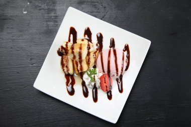 Çikolata soslu çilekli dondurma.