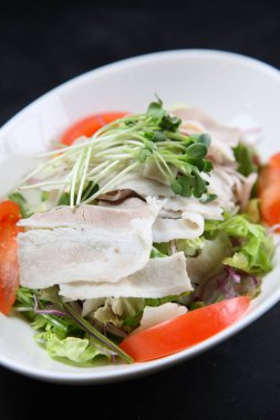 Domuz etli shabu shabu salatası