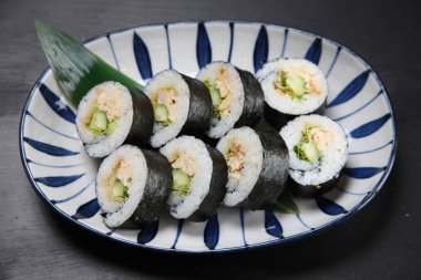 Tavuk salatası NORIMAKI suşi rulo