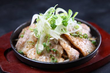 Koyu arkaplanda Kore domuz barbeküsü