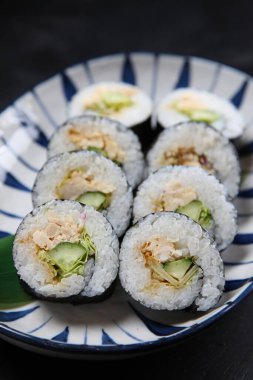 Tavuk salatası NORIMAKI suşi rulo