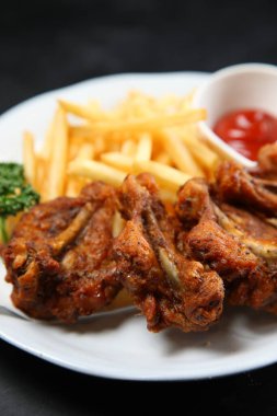 Limonlu kızarmış tavuk kanadı.