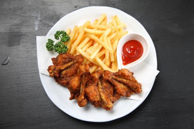 Limonlu kızarmış tavuk kanadı.