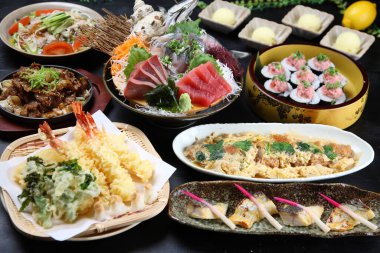 Masada çeşitli yiyecekler toplanıyor.