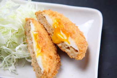 Yumurta pirzolasıyla kıyma. 