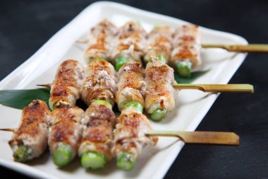 et şişlerine sarılmış kuşkonmaz.