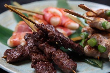 Japon barbekü şişleri çeşitli tabaklar.