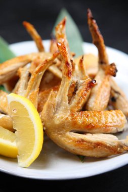 Limonlu tavuk kanadı.