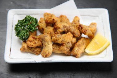 Maydanozlu kızarmış domuz bağırsağı.