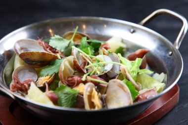 Manila midye ve ateş böceği sake buğulama