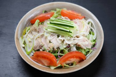 Haşlanmış tavuk ve domates salatası.