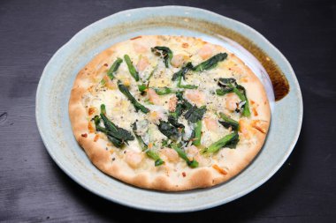 Tecavüz çiçekleri ve karides pizzası.