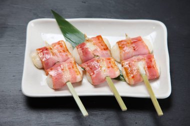 Domuz pastırması ve pirinç keki şişleri.