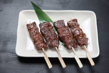 Japon kobe bifteği ızgara şişleri.