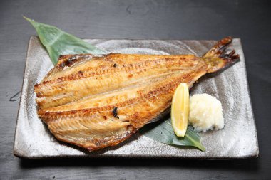 Limonlu kızarmış uskumru.