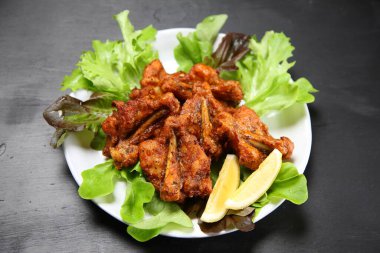 Limonlu kızarmış tavuk kanadı.