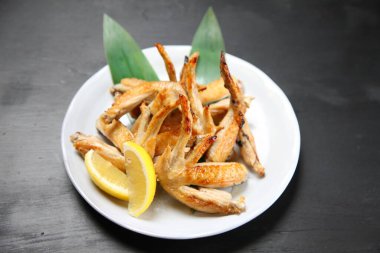 Limonlu tavuk kanadı.