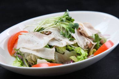 Domuz etli shabu shabu salatası