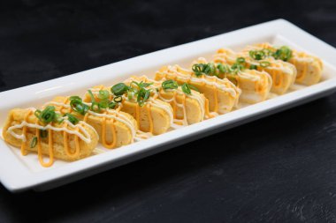 Erimiş peynirli Japon omleti.