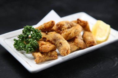 Maydanozlu kızarmış domuz bağırsağı.