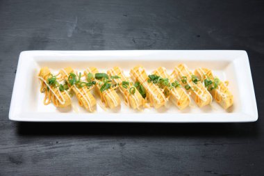 Erimiş peynirli Japon omleti.