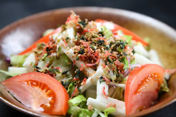 Inhame Japonês Salada Sardinhas Jovens Secas — Fotografia de Stock