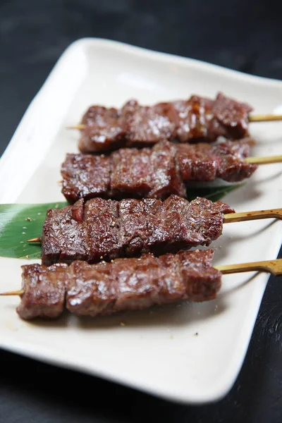 Japon kobe bifteği ızgara şişleri.