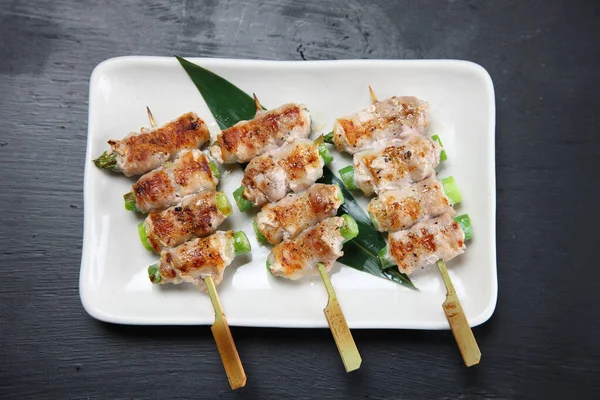 et şişlerine sarılmış kuşkonmaz.