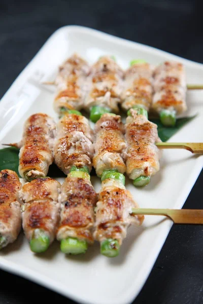 et şişlerine sarılmış kuşkonmaz.