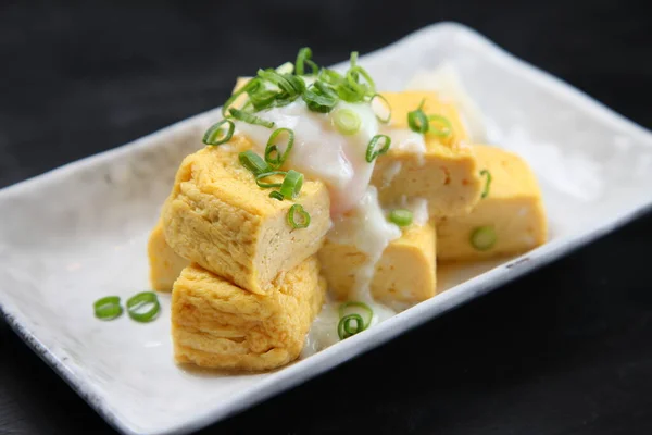 Omelete Japonês Com Rabanete Daikon Ralado — Fotografia de Stock