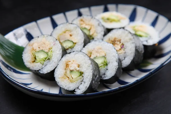Tavuk salatası NORIMAKI suşi rulo